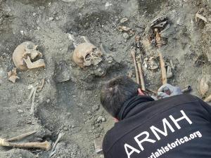 Trabajos sobre los primeros restos localizados de víctimas del franquismo en una fosa común en el cementerio de Agrón.