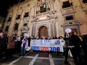 Protesta de colectivos feministas, este martes, ante el TSJA.