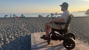 Marcelino es un vecino de Salobreña con esclerosis múltiple que pide una playa accesible.