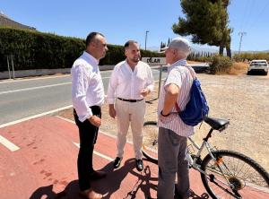 Francis Rodríguez y José Ramón Jiménez conversan con un usuario del carril bici.