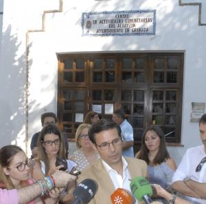 El alcalde, en la puerta del centro en la plaza Aliatar. 