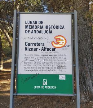 El colectivo pide al Ayuntamiento de Víznar que restaure la placa.