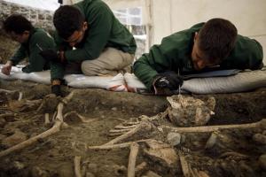 Trabajados durante la excavación de una fosa común en el barranco de Víznar 