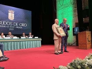 En la imagen se ve al alcalde de Vélez-Málaga, Jesús Lupiáñez, entregando el diploma a Miguel Giménez Yanguas.