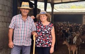 Conchi y Cantino, en el cortijo de Zafarraya del que pueden ser desahuciados.