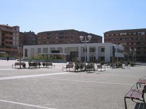 Plaza sin sombras en el solar del antiguo Los Cármenes.