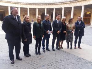 Los consejeros, con el alcalde y el resto de autoridades, en su visita a la Alhambra.