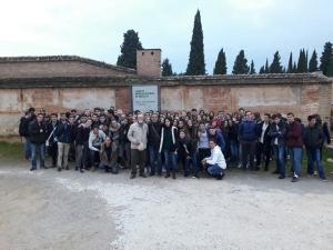 Los estudiantes franceses en la tapia del cementerio durante la visita guiada a los lugares de la memoria histórica. 