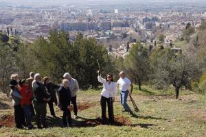 Aitana Sánchez-Gijón con un árbol en la mano, durante la plantación en la que han participado Leonor Watling y Maribel Verdú (a la izquierda de la imagen)