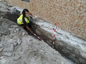 La arqueólogo junto al muro romano hallado en el Barrio de San Miguel.