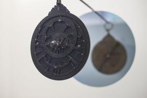Detalle del astrolabio que forma parte de la colección del Museo Arqueológico de Granada.