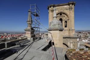 Intervención en los pináculos de la Catedral afectados por los terremotos.