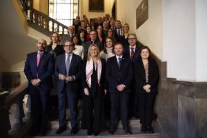 Representantes de los 28 colegios profesionales de Granada con la alcaldesa.