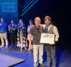 Álvaro Martinete recibe el II Premio SGAE de Flamenco Paco de Lucía, de manos de Pepe de Lucía.