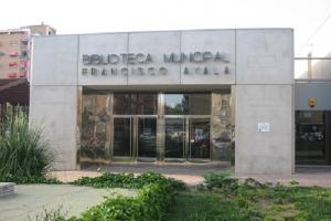 Fachada principal de la biblioteca Francisco Ayala. 