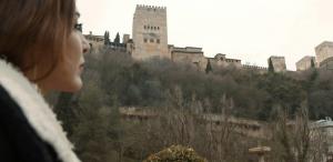 La cantante Anni B Sweet contempla la Alhambra. 