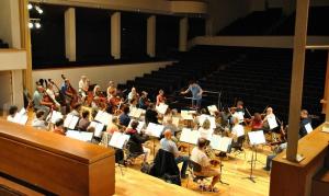 La orquesta, durante un ensayo. 