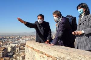 Francisco Cuenca, Isaac Sastre e Inmaculada López, en un tramo de la muralla.