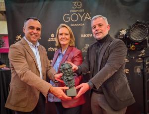 Francis Rodríguez, Luisa García Chamorro y Nicolás Navarro, con el busto de Goya en Motril.