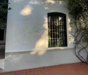 Fachada de la Huerta de San Vicente con la pintada. 