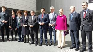 Laura García Lorca con los representantes de las instituciones que han contribuido a la puesta en marcha del Centro Lorca.