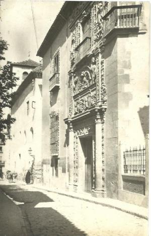 La casa de los Museos. En esta foto de Joaquín Castells se ve la fachada de la Casa de Castril nada más ser abierta como sede de varios museos de la ciudad, además de Arqueológico. Está tomada entre 1917-29, fecha en que estuvo en permanentes obras, aunque ya se podía entrar a partir del 8 de junio de 1923. 