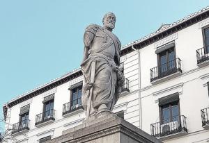 La estatua sigue mutilada desde hace tres lustros por la mitad del brazo. También le faltan el antebrazo, la mano y la cruceta del espadón.