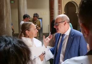 Laura García Lorca, junto al rector de la UGR, en la presentación de una iniciativa cultural.