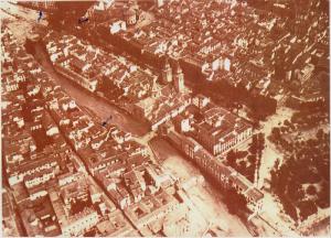 Imagen aérea de Granada durante la Guerra Civil con los tres lugares lorquiano del centro de la capital.