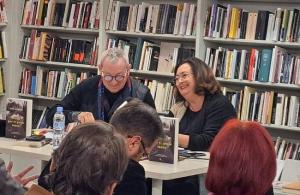 Mar Moreno, junto a Francisco Álvarez de la Chica, en la presentación de su novela en Granada. 