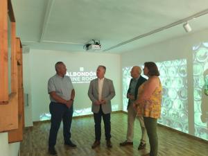 Representantes institucionales en la inauguración del Museo del vino.