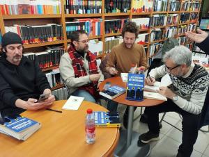 Firma de ejemplares en la librería Babel.