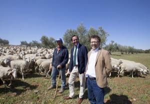 El director de la Alhambra y el delegado de Cultura junto al pastor Francisco Plaza.