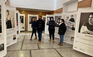 Autoridades vegueñas visitan la exposición en la Casa de la Cultura.