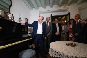 Allen Josephs durante la visita a la casa natal de Lorca en Fuente Vaqueros.
