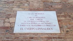 Placa colocada en noviembre de 1936 en un muro lateral del patio de los Aljibes. 