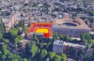 Reconstrucción ideal del espacio y estructura básica que debió presentar la plaza de toros rectangular-ochavada, pegada el Palacio de Carlos V. Sólo tenía balconcillos cubiertos con tejado en los costados norte y oeste.