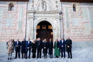 Las autoridades, junto al arzobispo, en la visita a la iglesia de San Cecilio. 