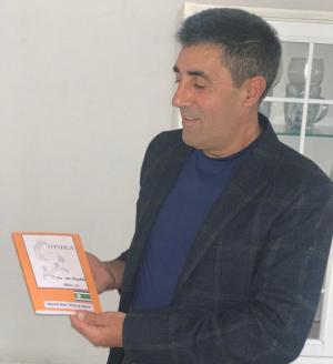 Manolo Ruiz posa con su libro.