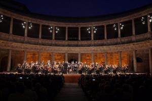 El titular de la Filarmónica de Berlín (Alemania), Kirill Petrenko ha abierto en el Palacio de Carlos V, con la Orquesta de Jóvenes Gustav Mahler a sus órdenes, el festival.