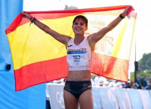 María Pérez celebra la medalla de plata.