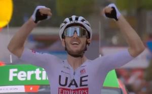 Adam Yates celebra su triunfo al llegar a meta.