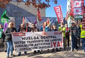 Concentración de protesta frente a la Confederación Granadina de Empesarios. 