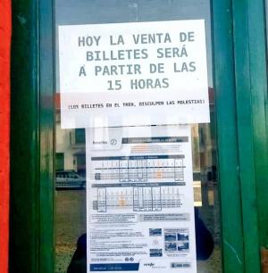 Cartel con reducción de servicios en la estación.