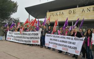 Concentración a las puertas de la sede de la Consejería de Educación en Sevilla.