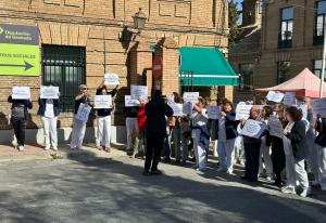 Un momento de la protesta, en la residencia La Milagrosa de Armilla. 