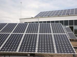 Placas fotovoltaicas en un edificio. 