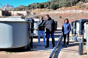 El delegado de Sostenibilidad, junto a uno de los estanques para la cría de trucha común.