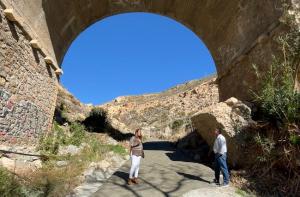 La alcaldesa y el edil de Obras, en el acceso a la Rijana.