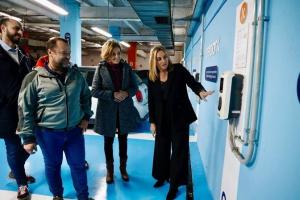 La alcaldesa y la concejala de Movilidad en un punto de recarga de vehículos eléctricos.